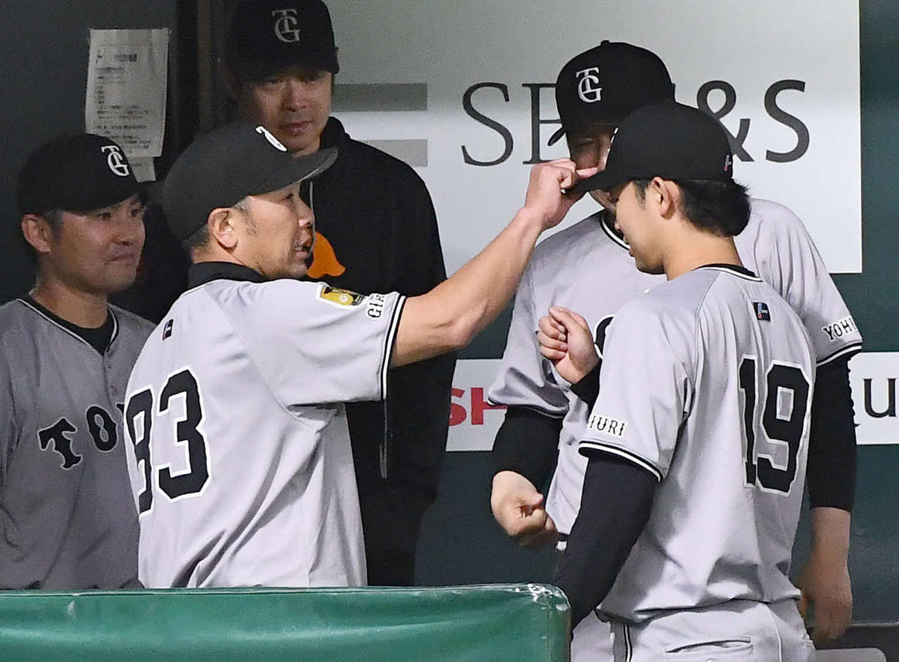 ソフトバンク対巨人　8回裏終了後、ベンチで山崎（右）とグータッチを交わした後に帽子を直す阿部監督（撮影・岩下翔太）