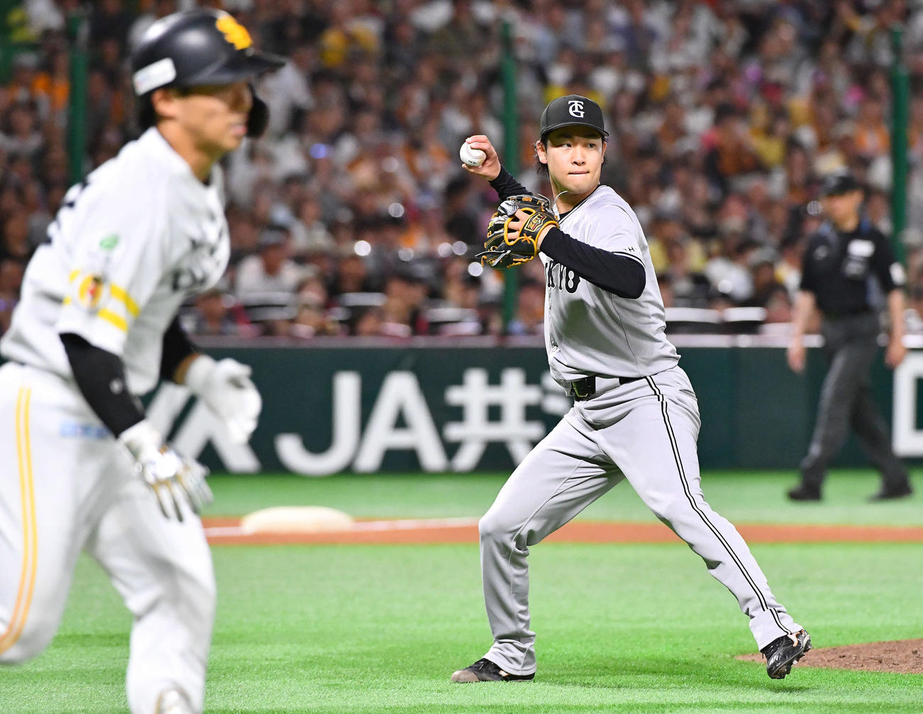 ソフトバンク対巨人　6回裏ソフトバンク1死、野村（左）を投ゴロに抑える山崎（撮影・岩下翔太）