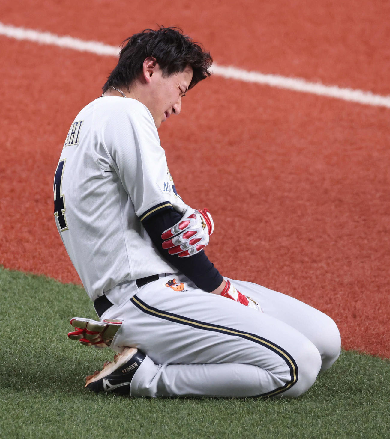 オリックス対DeNA 1回裏オリックス1死、紅林は死球を受け痛がる（撮影・西尾就之）