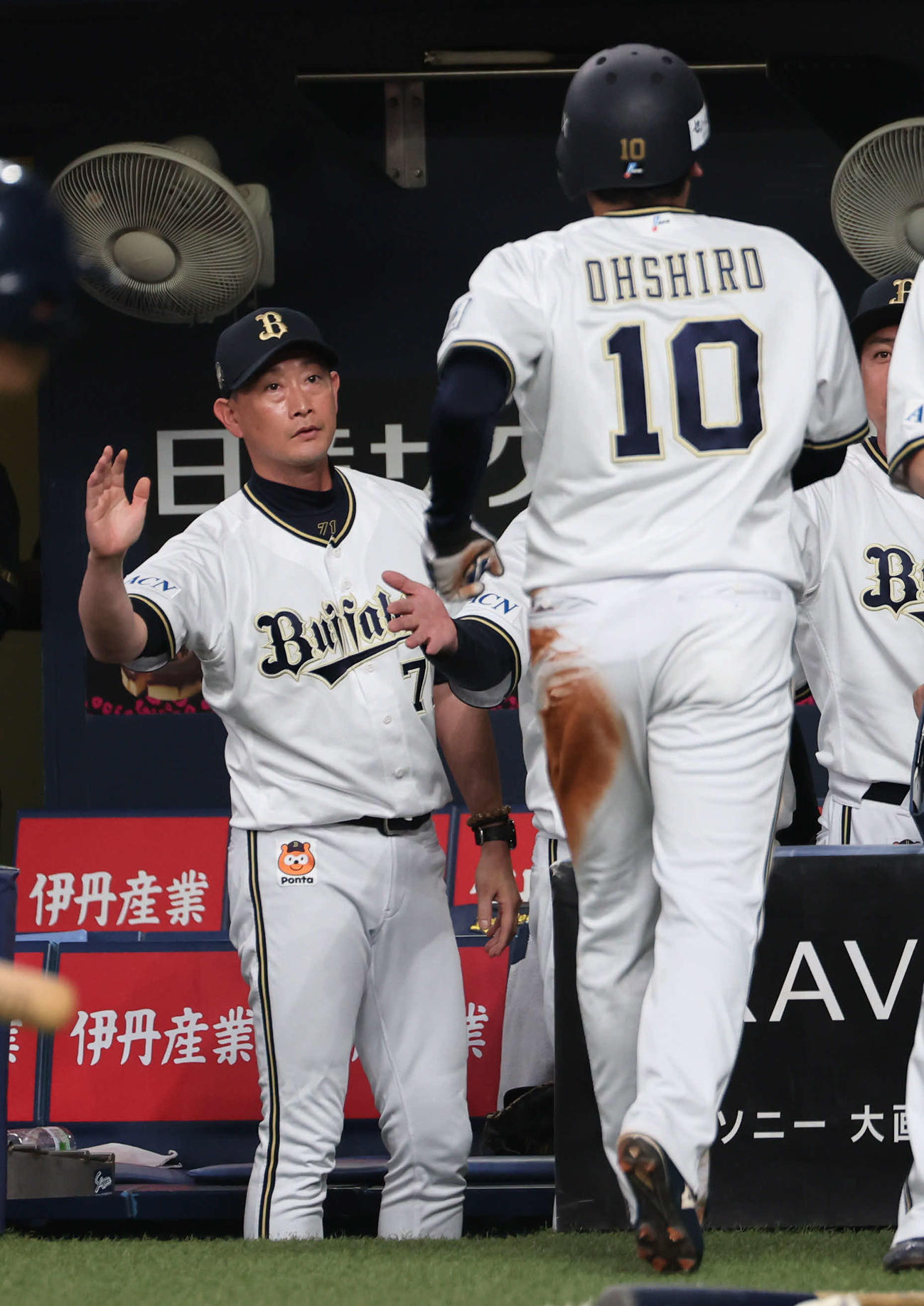 オリックス対DeNA 6回裏オリックス2死一、二塁、ディアスの適時打で生還した大城を迎える岸田監督（撮影・西尾就之）