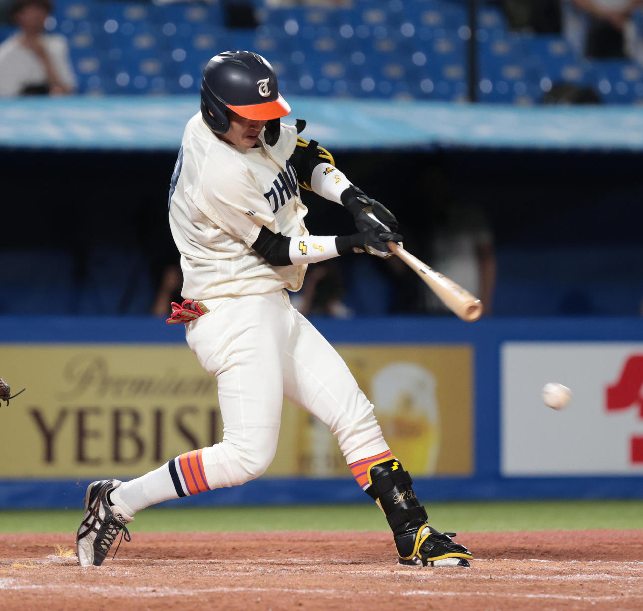 東北福祉大対東日本国際大　3回表東北福祉大1死満塁、垪和は左前に適時打を放つ（撮影・柴田隆二）