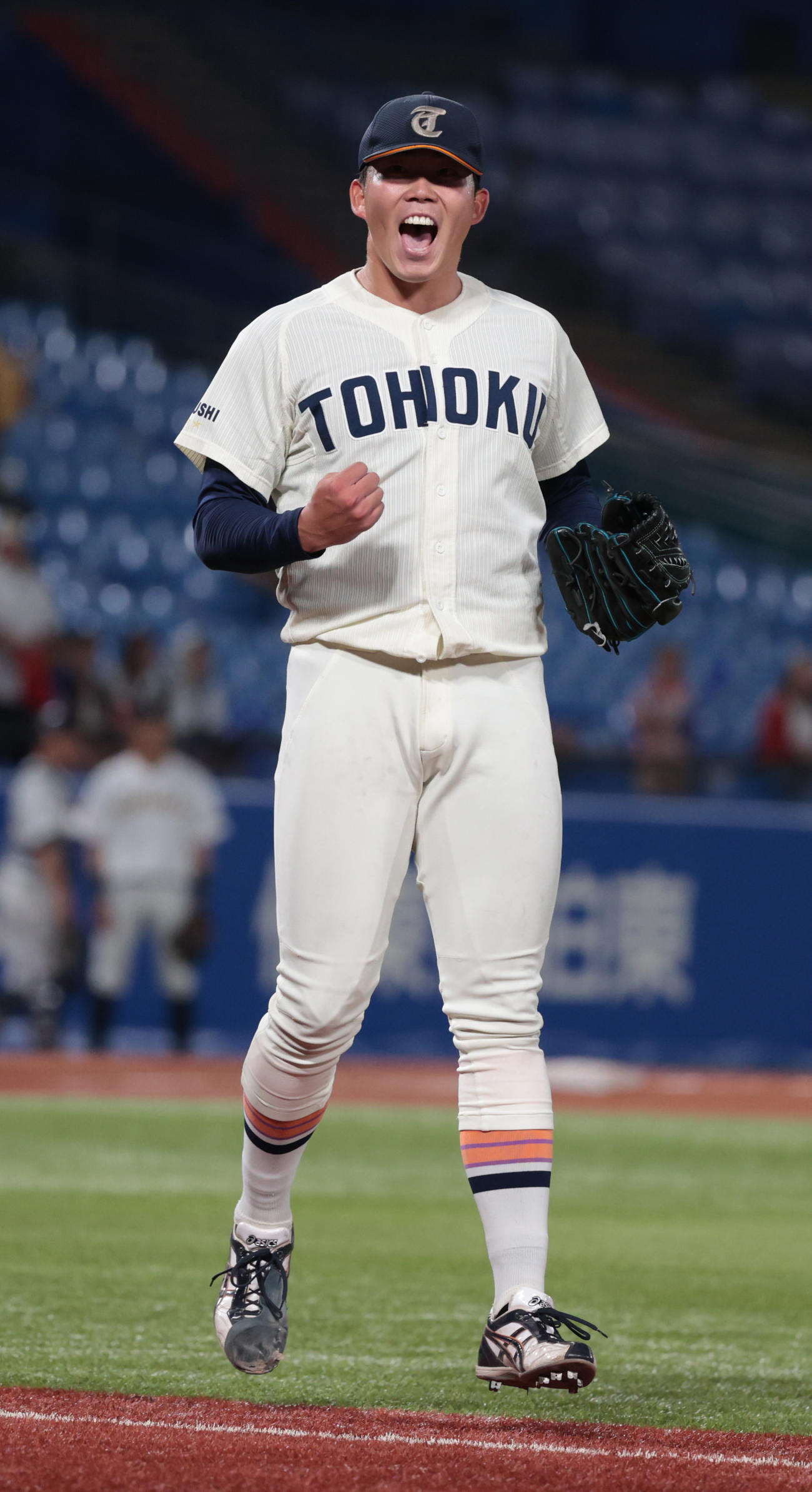 東北福祉大対東日本国際大　3回のピンチを抑えガッツポーズする東北福祉大・堀越（撮影・柴田隆二）