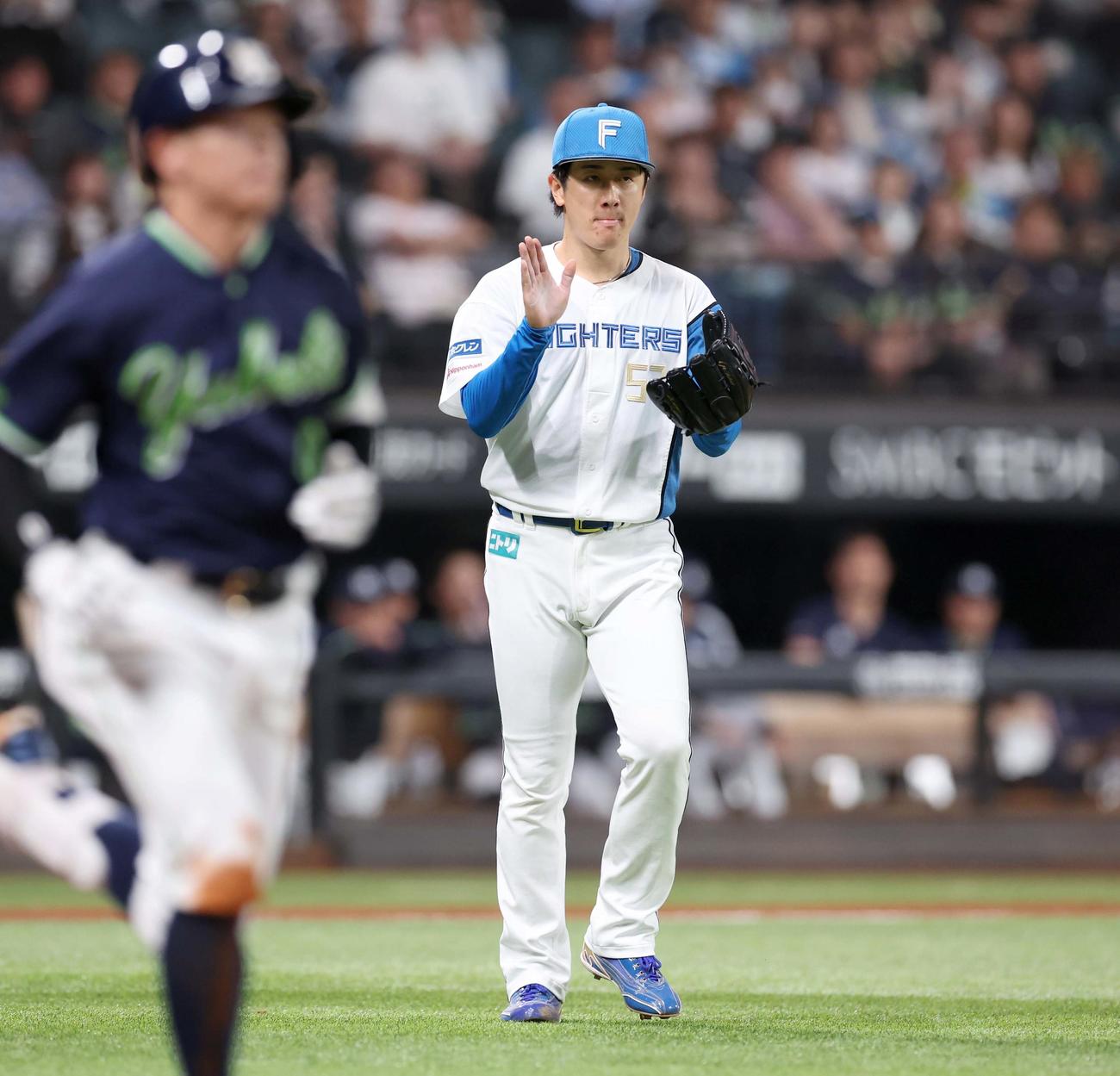 日本ハム対ヤクルト　5回表ヤクルト2死二塁、並木を三ゴロに抑えグラブをたたく北山（撮影・黒川智章）
