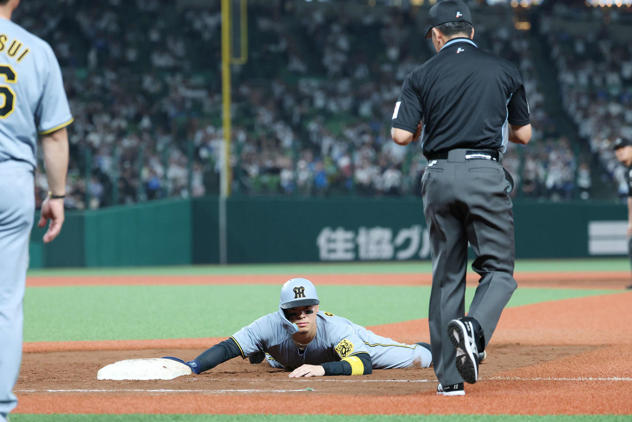 西武対阪神　8回表阪神1死満塁、けん制死となる一塁走者佐藤輝（撮影・宮地輝）