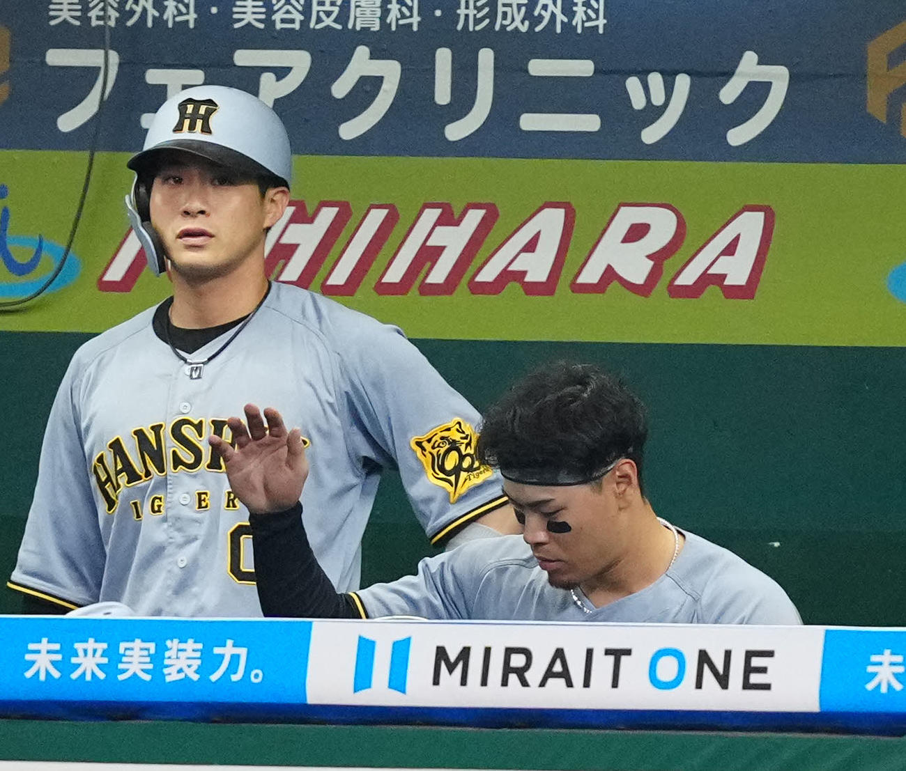 西武対阪神　8回表阪神1死満塁、けん制死でベンチに引き揚げた一塁走者佐藤輝（右）（撮影・江口和貴）