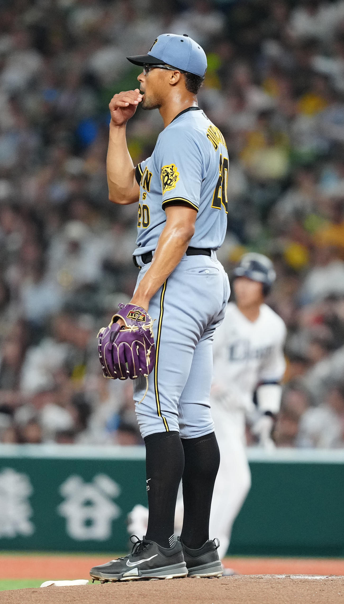 西武対阪神　2回裏西武1死三塁、長谷川（後方）に適時打を浴びたデュプランティエ（撮影・江口和貴）