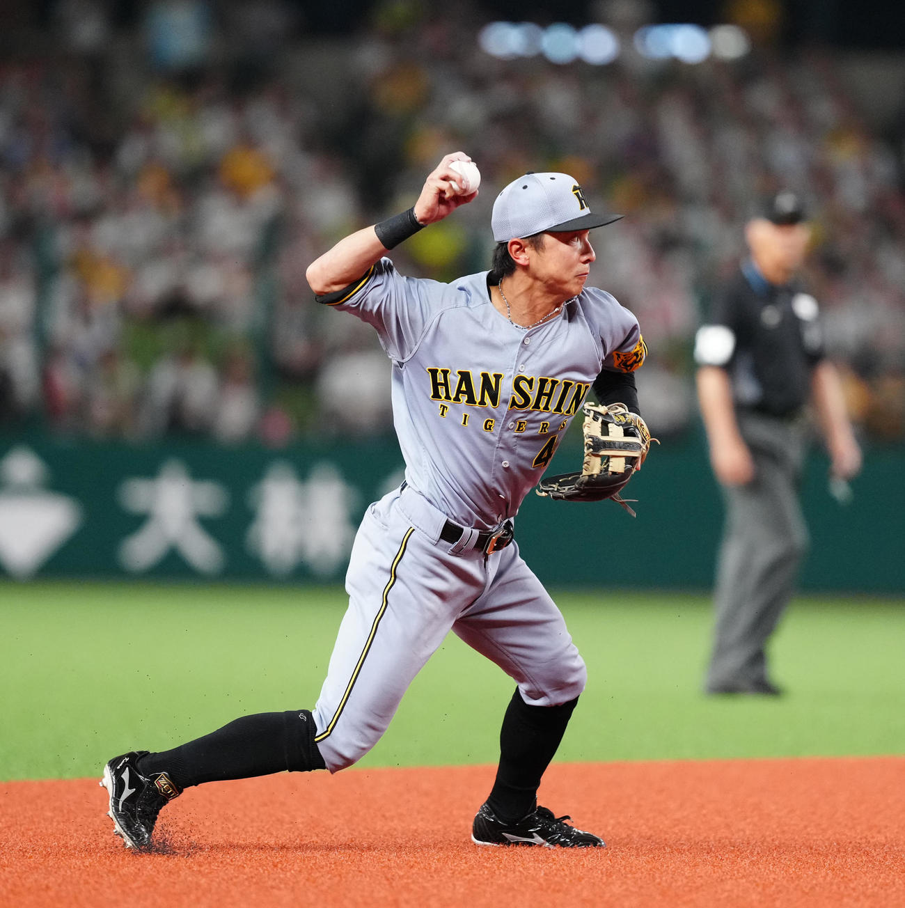 西武対阪神　5回裏西武1死、三ゴロとなった代打セデーニョの打球を処理し一塁へ送球する熊谷（撮影・江口和貴）