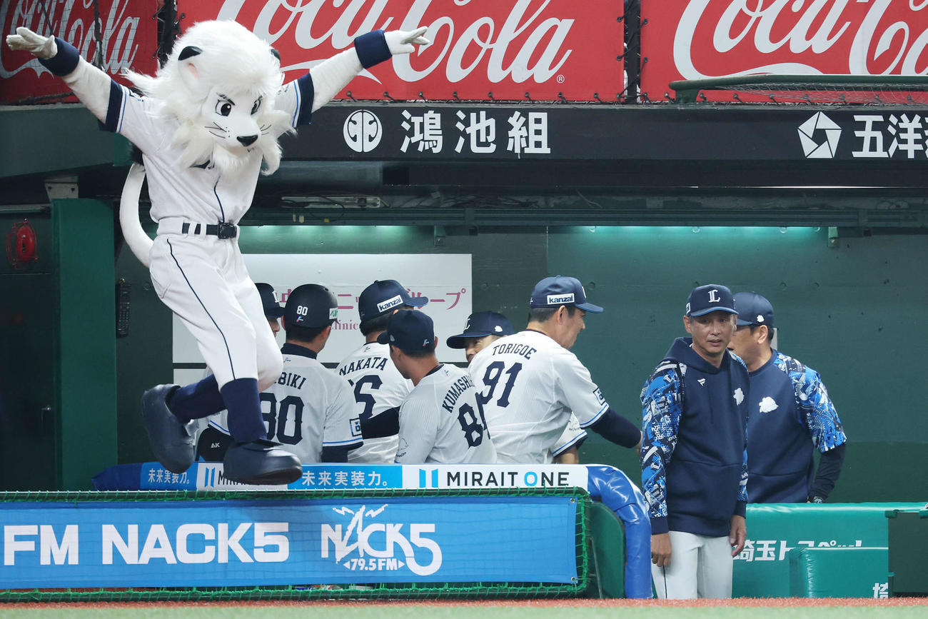西武対阪神　勝利した西武西口監督（右から2人目）（撮影・宮地輝）