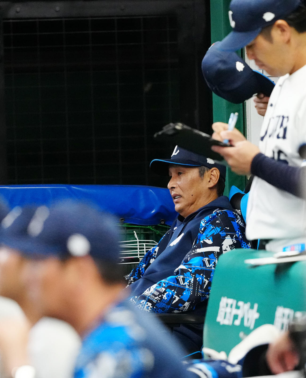 西武対阪神　4回表、ベンチから戦況を見つめる西武西口監督（撮影・江口和貴）