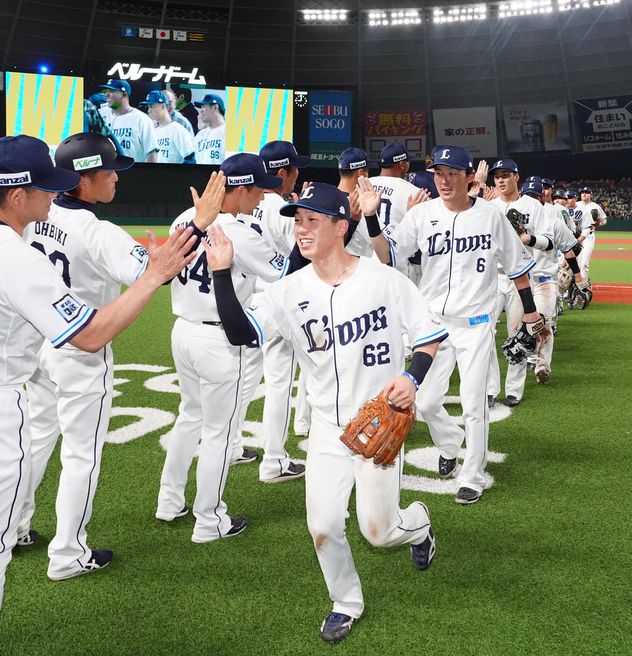 西武対阪神　勝利のタッチを交わす滝沢（手前右）ら西武の選手たち（撮影・江口和貴）
