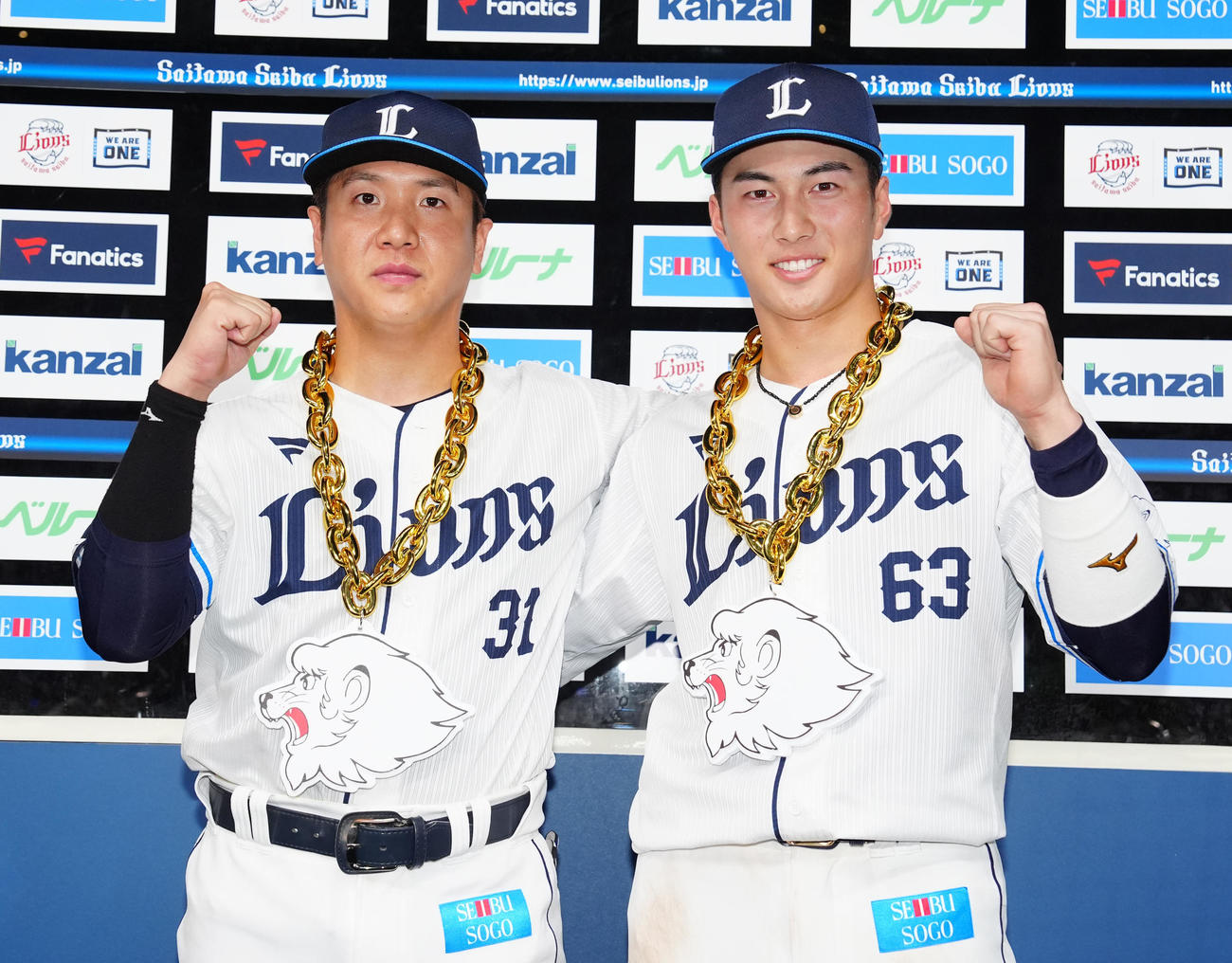 西武対阪神　試合後、お立ち台で写真に納まる西武平沼（左）と長谷川（撮影・江口和貴）