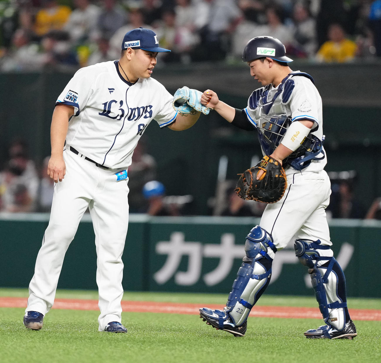 西武対阪神　最後を締め西武捕手古賀悠（右）とタッチを交わす5番手の平良（撮影・江口和貴）