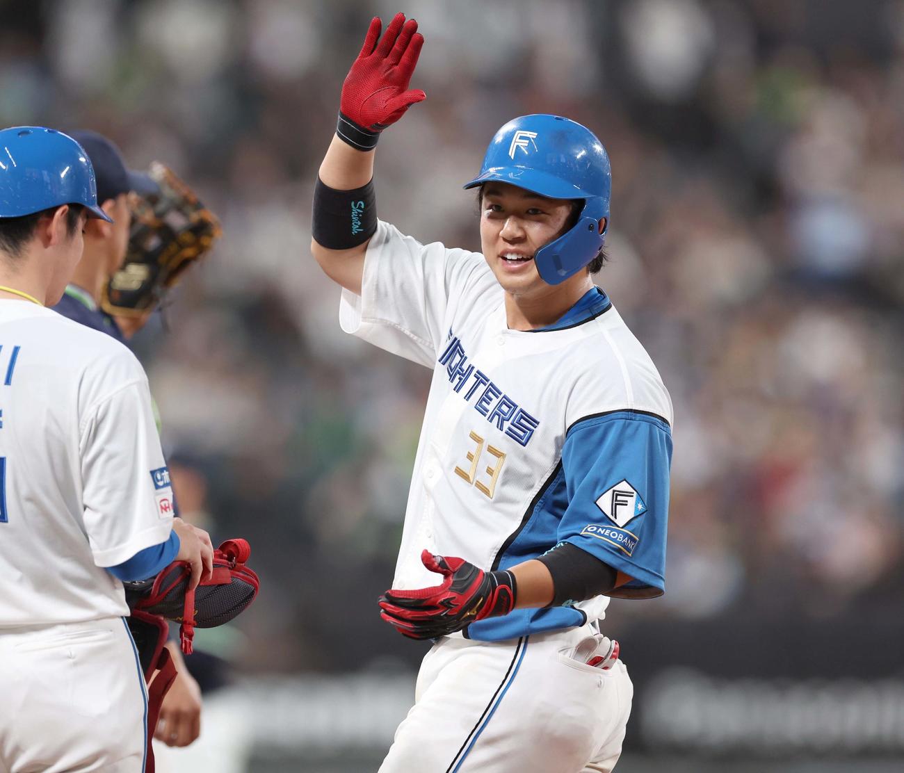 日本ハム対ヤクルト　7回裏日本ハム1死、中前にプロ初安打を放ち笑顔の進藤（撮影・黒川智章）