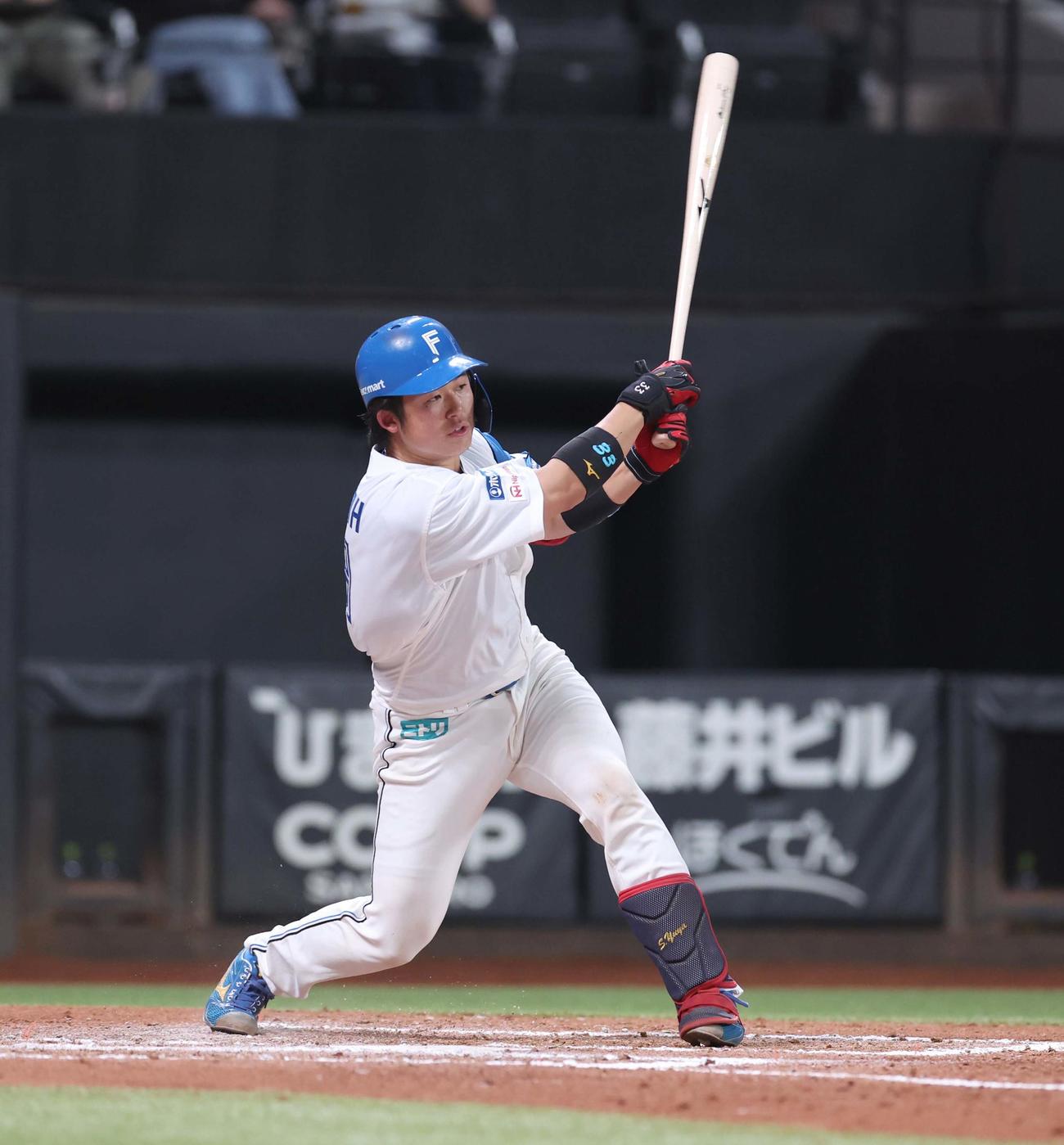 日本ハム対ヤクルト　7回裏日本ハム1死、中前にプロ初安打を放つ進藤（撮影・黒川智章）