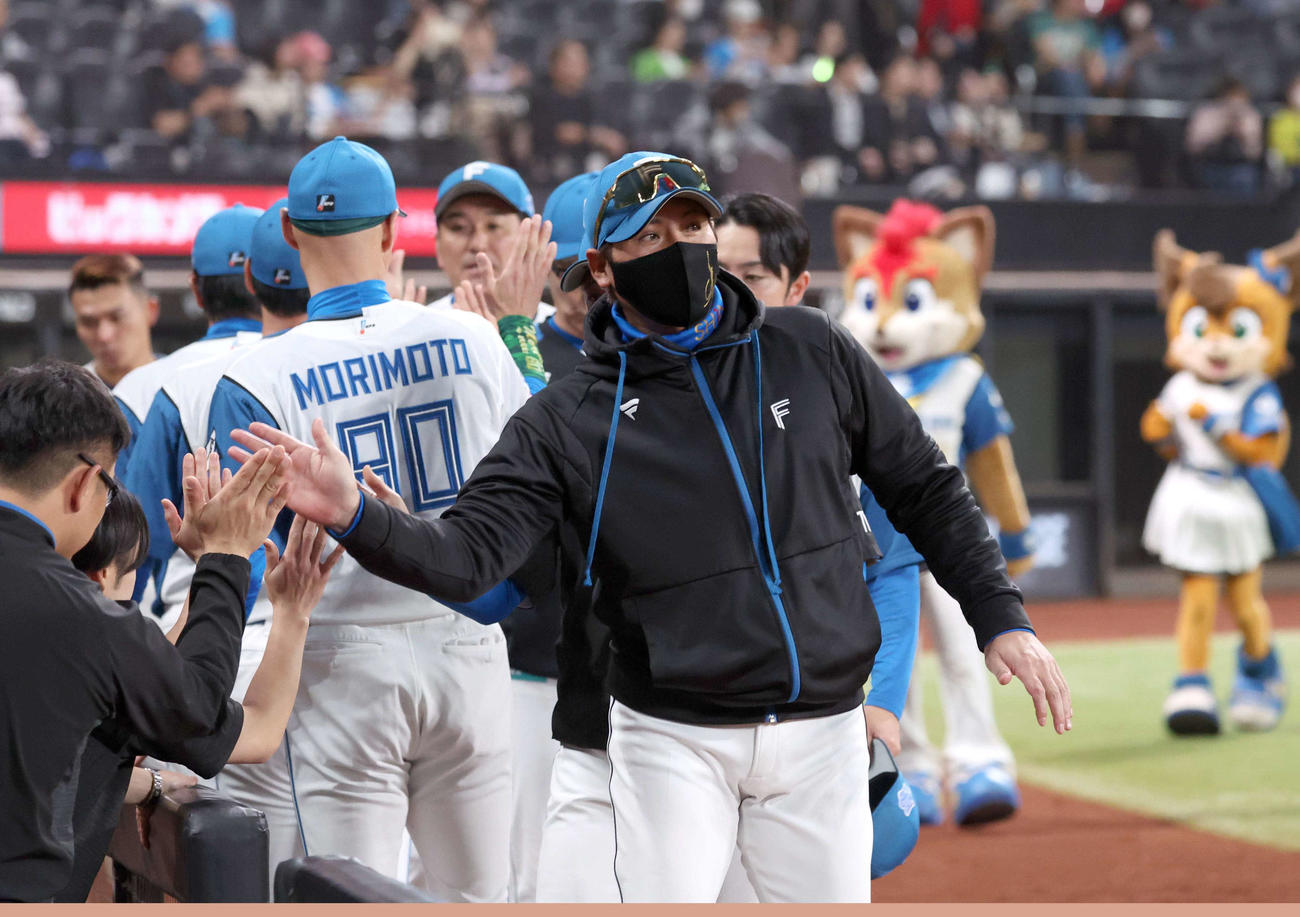 日本ハム対ヤクルト　試合後、ハイタッチする新庄監督（撮影・黒川智章）