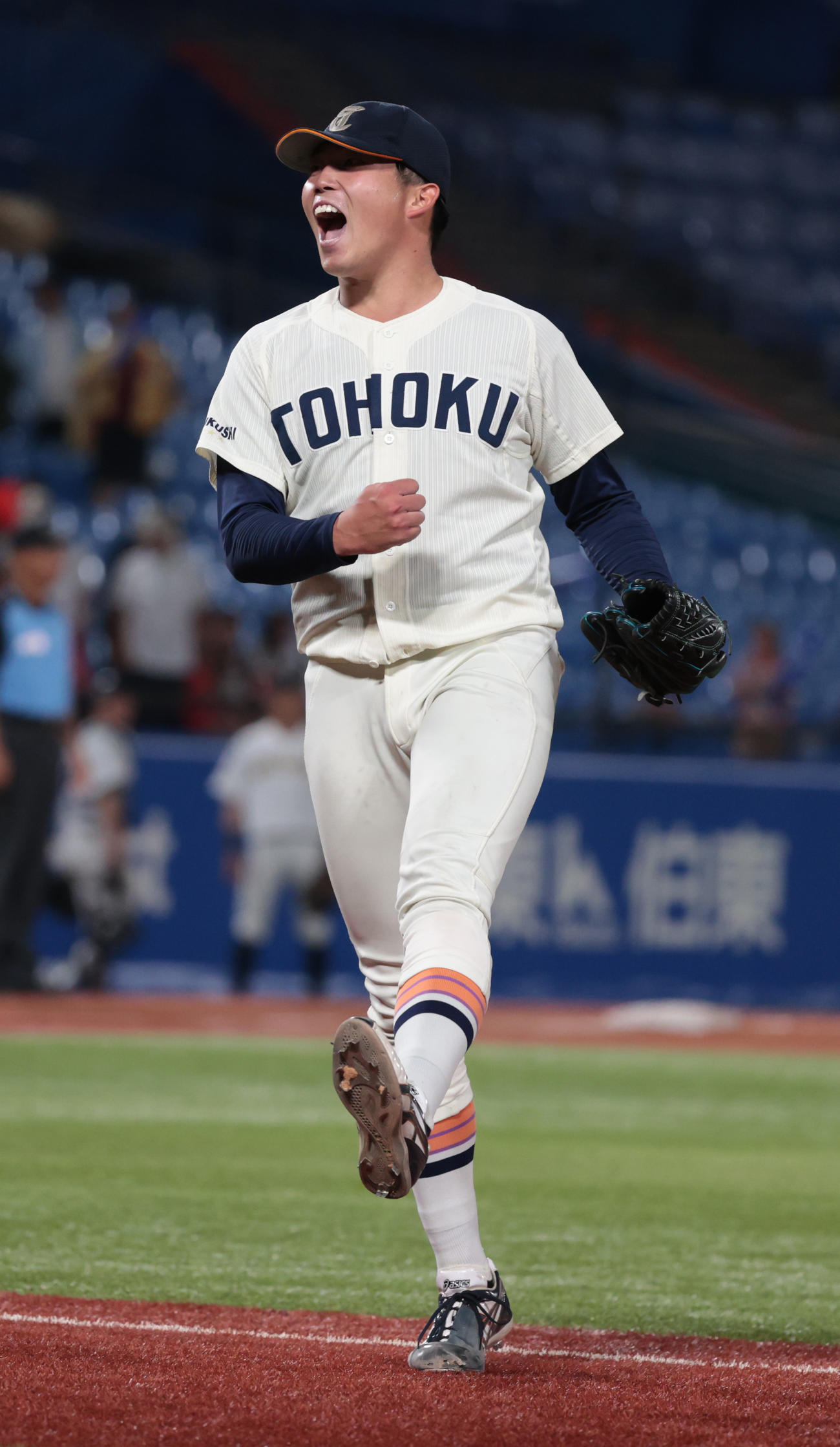 東北福祉大対東日本国際大　3回のピンチを抑えガッツポーズする東北福祉大・堀越（撮影・柴田隆二）