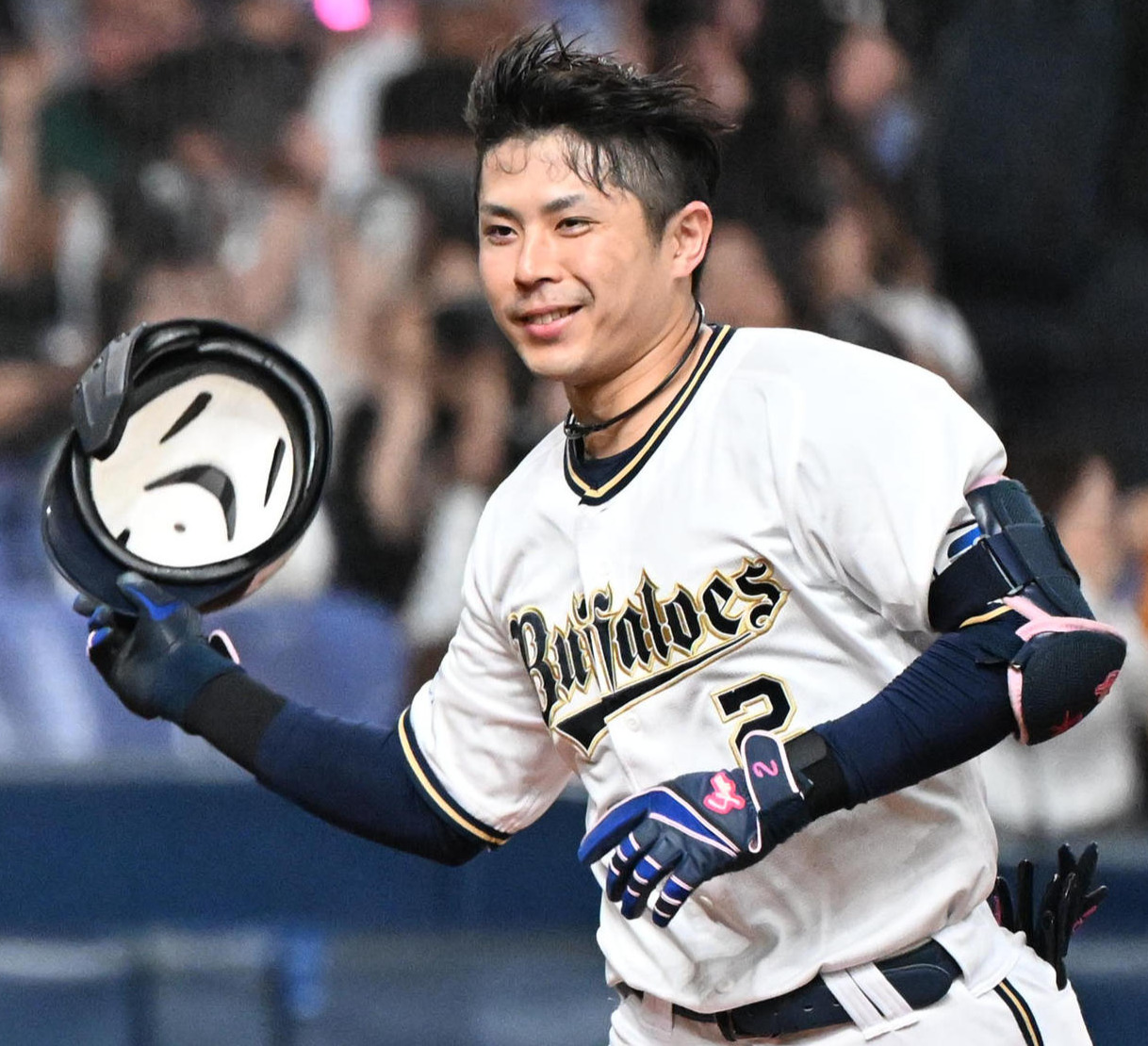 5月20日のオリックス対ロッテ　9回裏オリックス無死、左越えにサヨナラ本塁打を放ち、ナインが待つ本塁に飛び込む若月