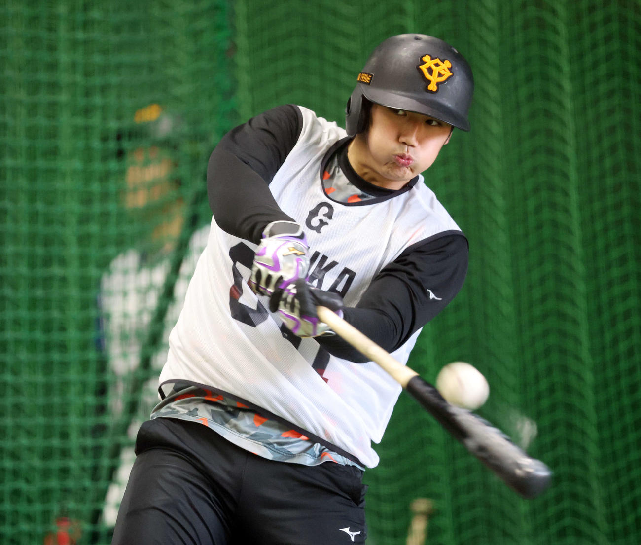 巨人新人合同自主トレで打撃練習する育成6位三塚（撮影・宮地輝）