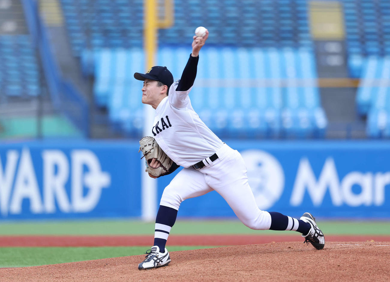 青学大対北海学園大　先発し力投する北海学園大木村（撮影・増田悦実）