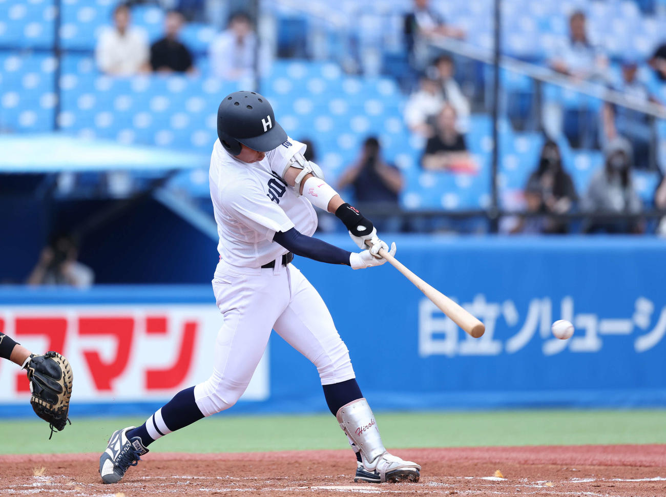 青学大対北海学園大　2回無死、左安打を放つ北海学園大斉藤（撮影・増田悦実）