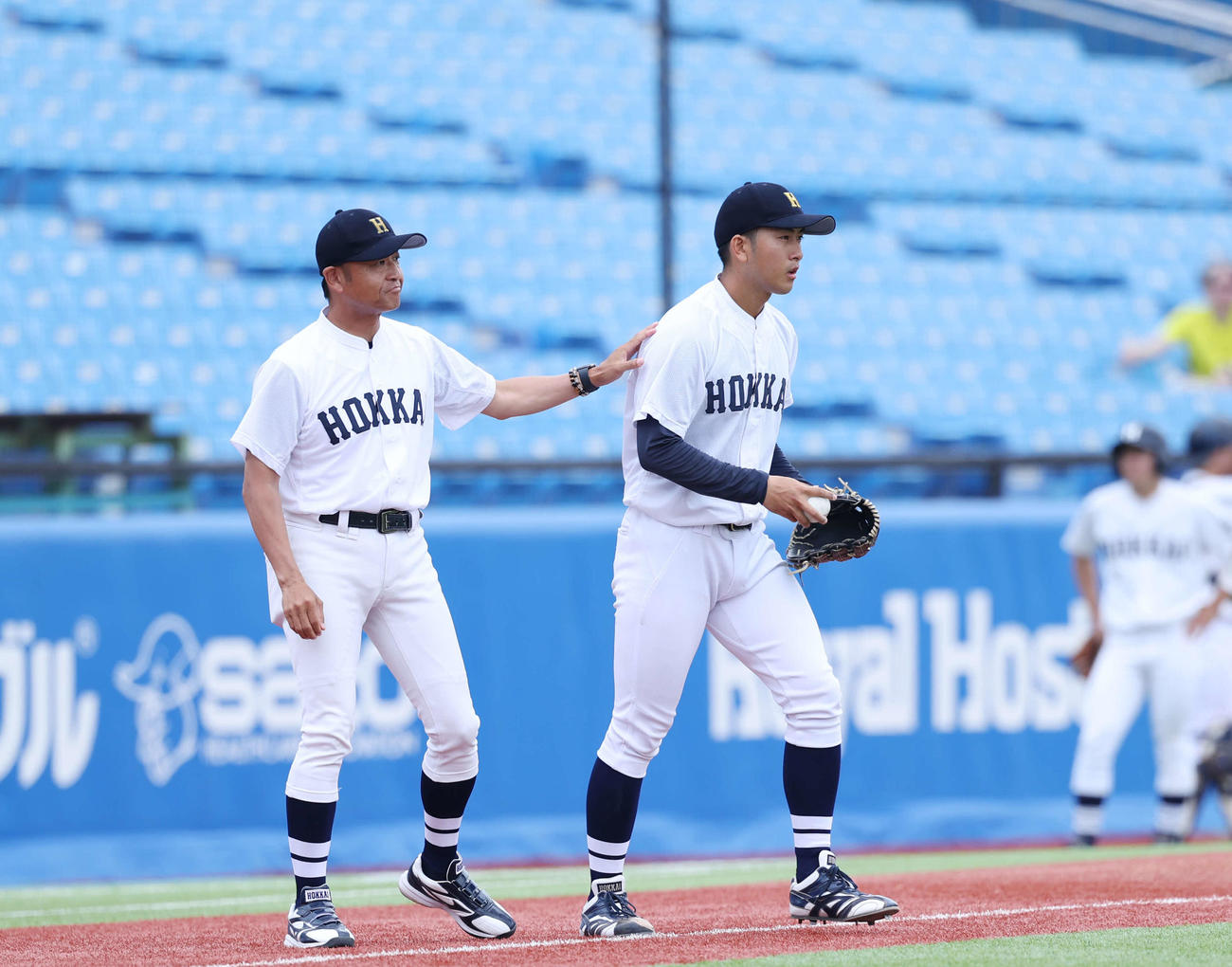 青学大対北海学園大　監督に送り出されマウンドに向かう北海学園大高谷（撮影・増田悦実）