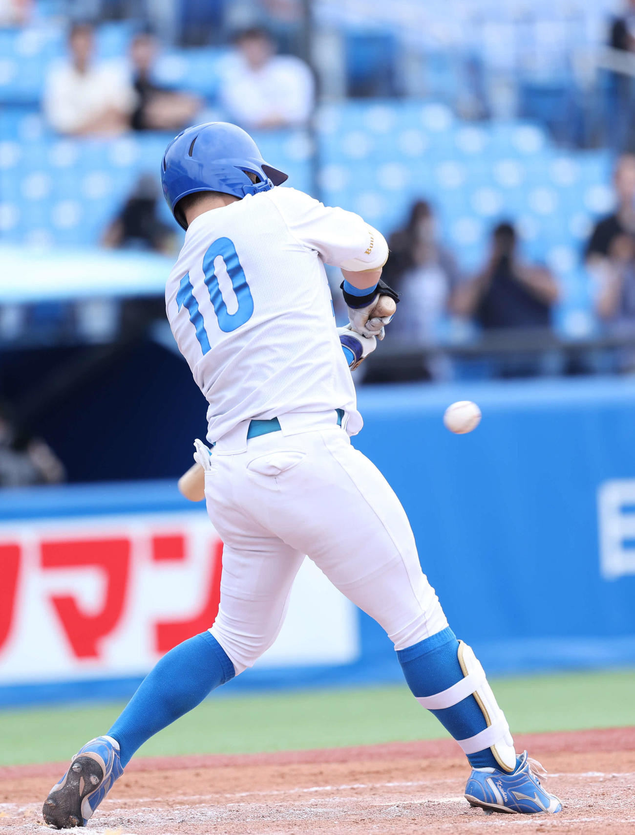 青学大対北海学園大　7回表青学大1死一塁、左柵越え本塁打を放つ小田（撮影・増田悦実）