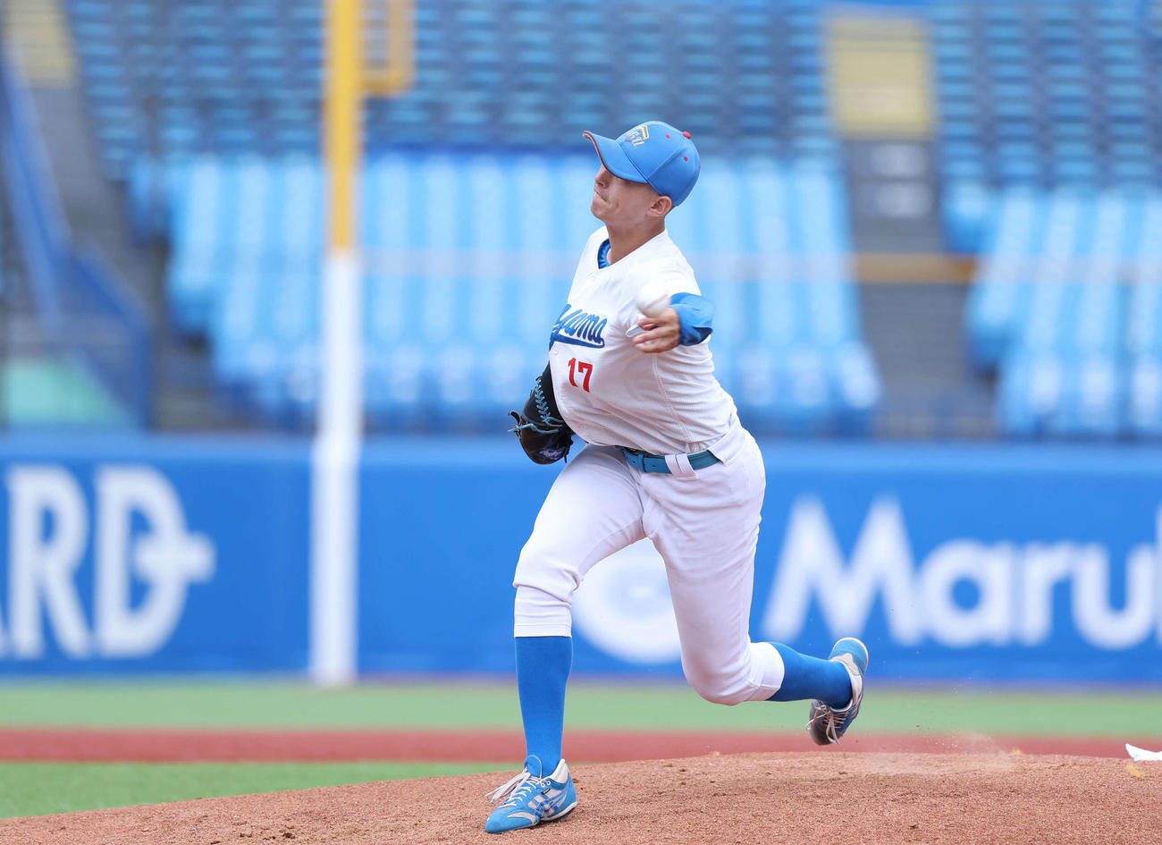 青学大対北海学園大　先発し力投する青学大ヴァデルナ（撮影・増田悦実）