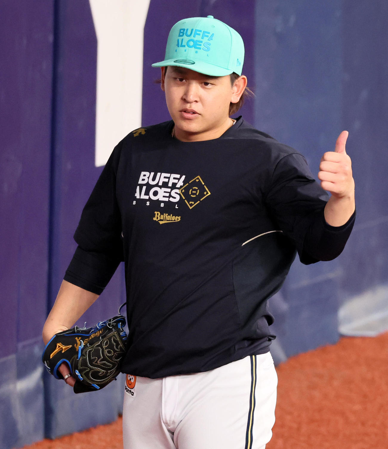 オリックス対巨人　練習でキャッチボールする宮城はサムズアップポーズを見せる（撮影・加藤哉）