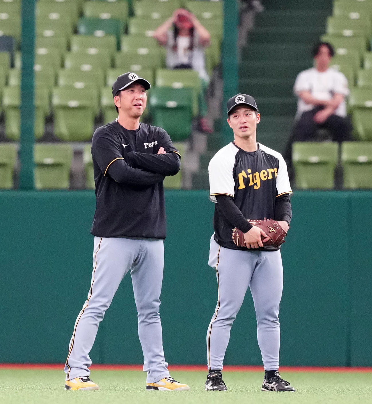 言葉を交わす阪神藤川監督（左）と坂本（2025年6月12日撮影）