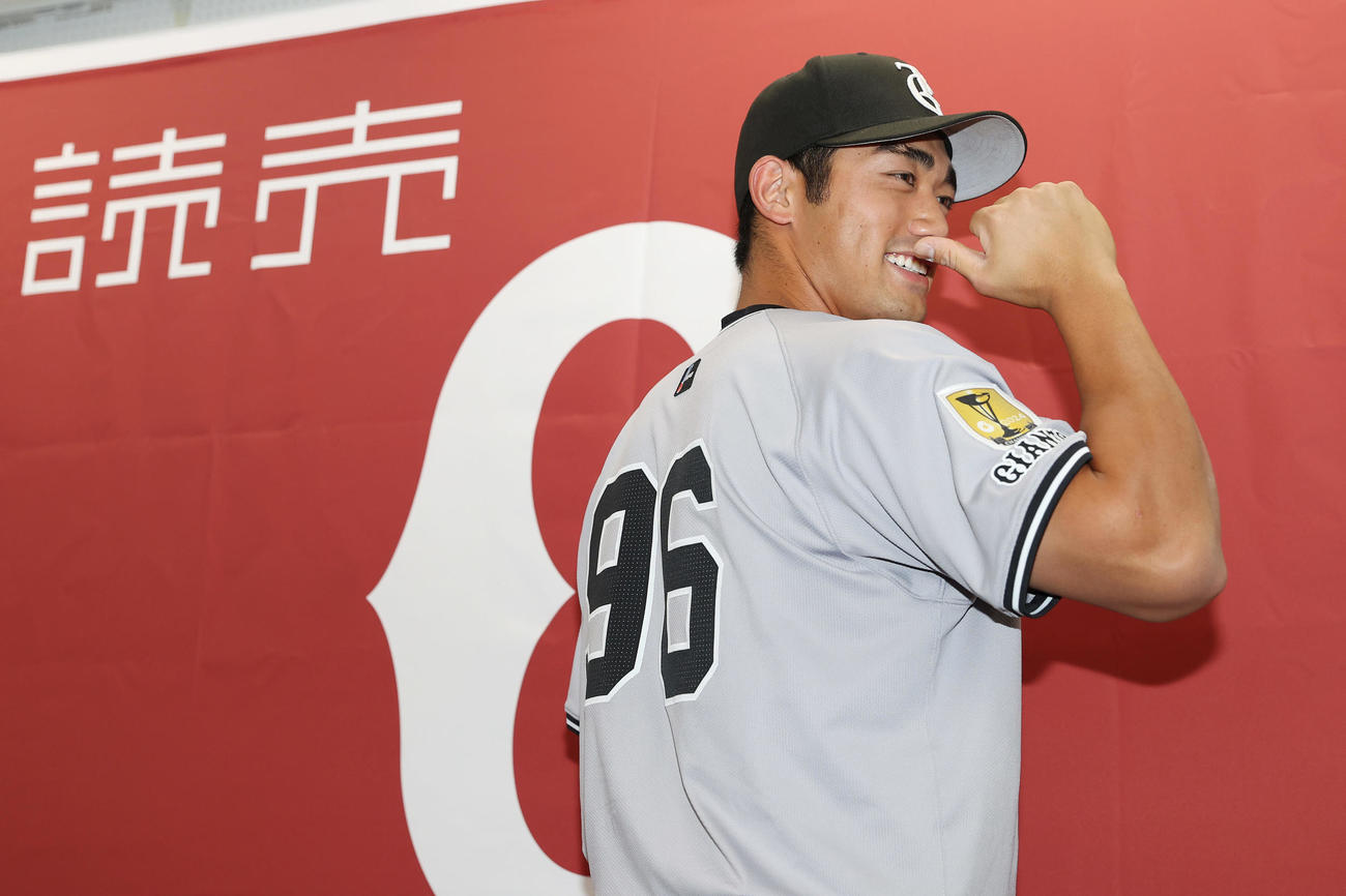 支配下契約を結び、背番号96を披露する巨人三塚（撮影・前田充）