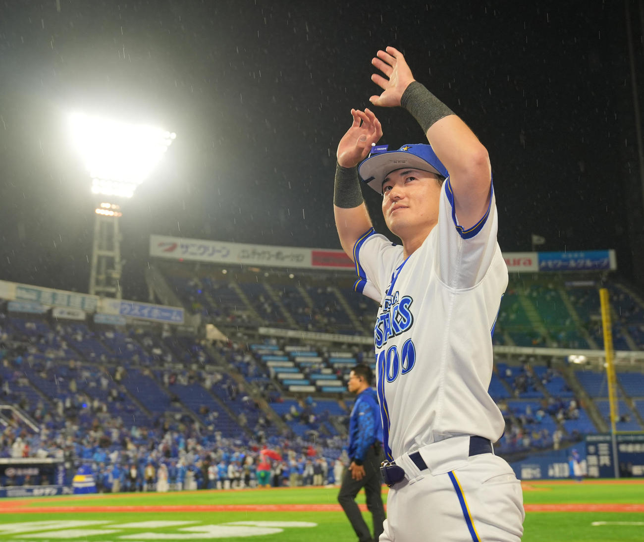 2025年5月9日の広島戦で、サヨナラ勝ちのヒーロー・DeNA林琢真はファンの声援に応える