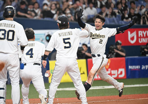 DeNA林琢真、オリックス若月健矢が5月の「スカパー！サヨナラ賞」受賞