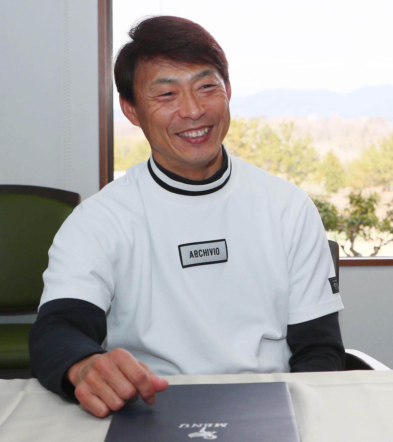 桧山進次郎氏＝25年2月