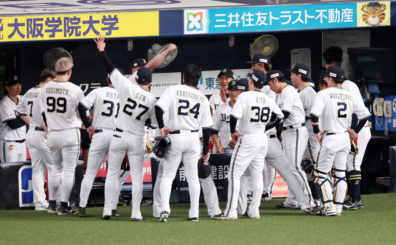 オリックス対巨人　試合前の円陣を組むオリックスナイン（撮影・加藤哉）