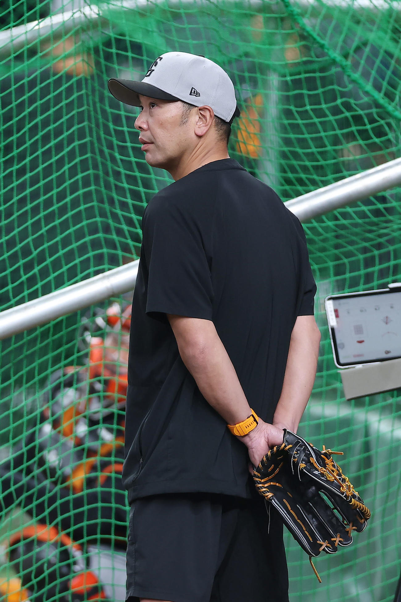 オリックス対巨人　試合前練習を見守る巨人阿部監督（撮影・前田充）