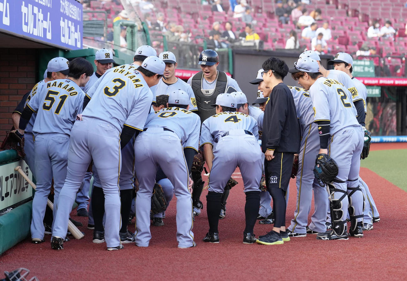 試合前、円陣を組む阪神の選手ら（撮影・足立雅史）