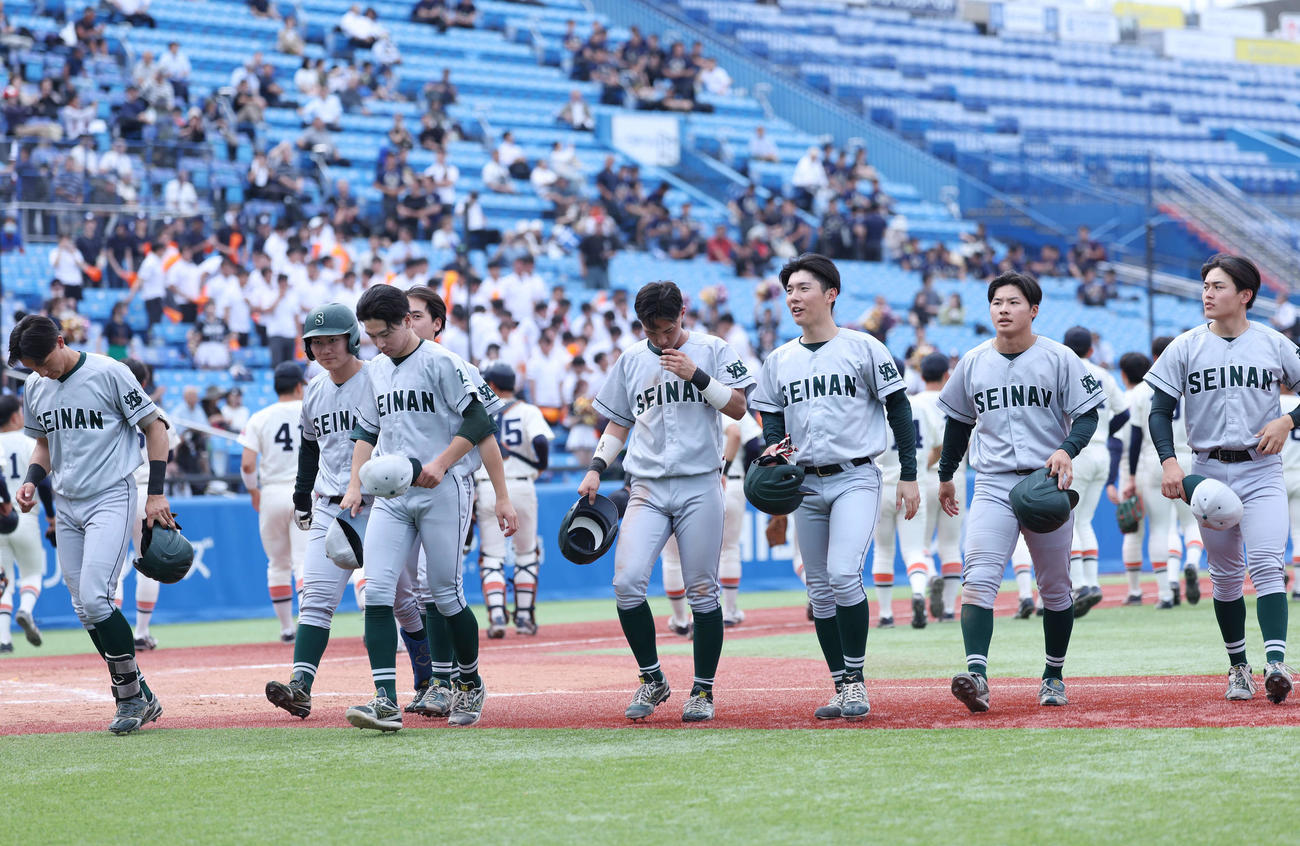 西南学院大対東北福祉大　試合後、がっくりとした姿でベンチに戻る西南学院大ナイン（撮影・増田悦実）