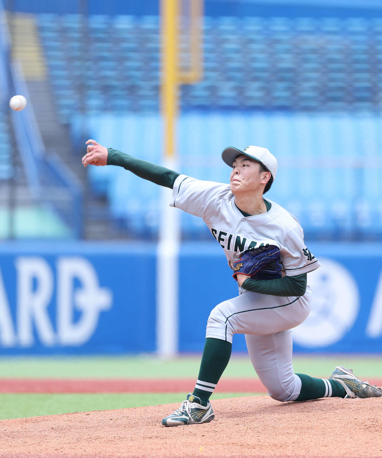西南学院大対東北福祉大　先発し力投する西南学院大津田（撮影・増田悦実）