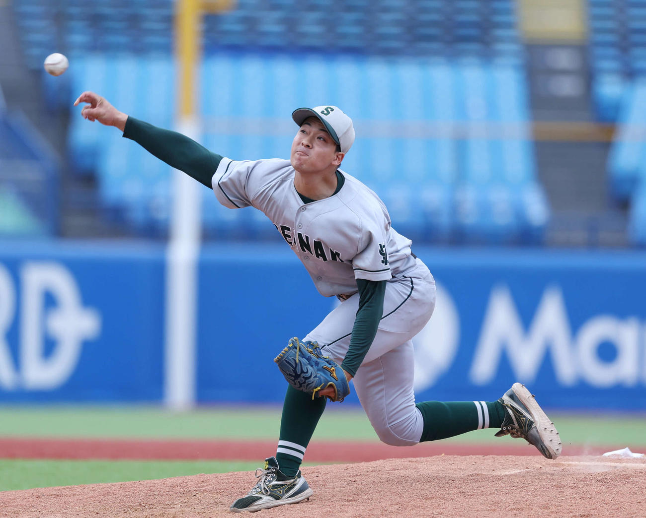 西南学院大対東北福祉大　途中交代し力投する西南学院大・白石（撮影・増田悦実）
