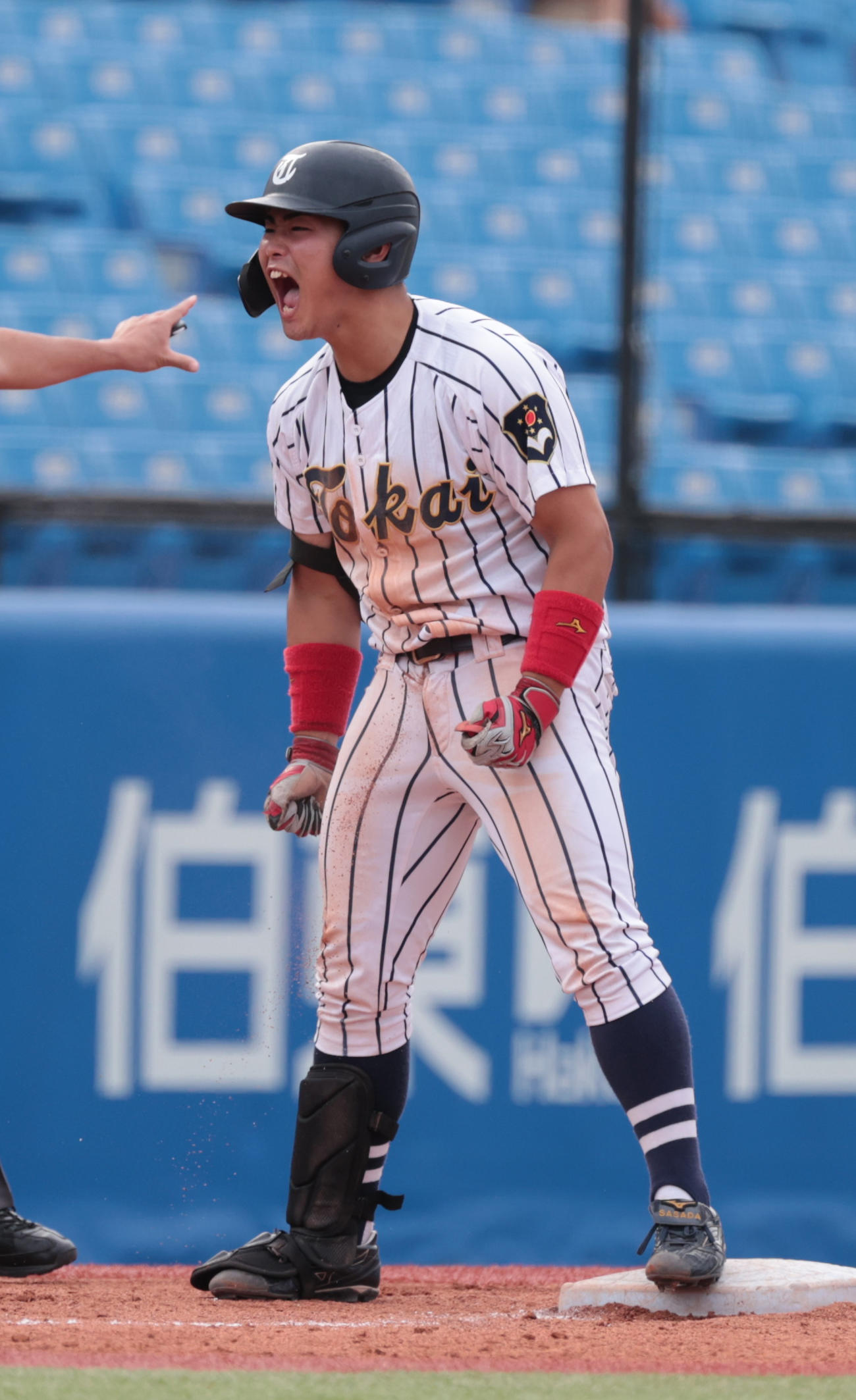 東海大対早大　4回表東海大2死一、二塁、笹田は左中間に適時三塁打を放ちガッツポーズする（撮影・柴田隆二）