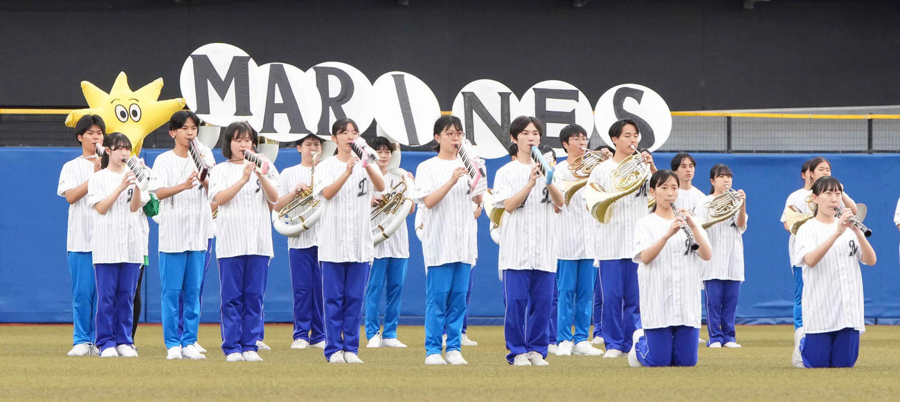 ロッテ対ヤクルト　試合前に演奏する習志野高校吹奏楽部（撮影・小沢裕）