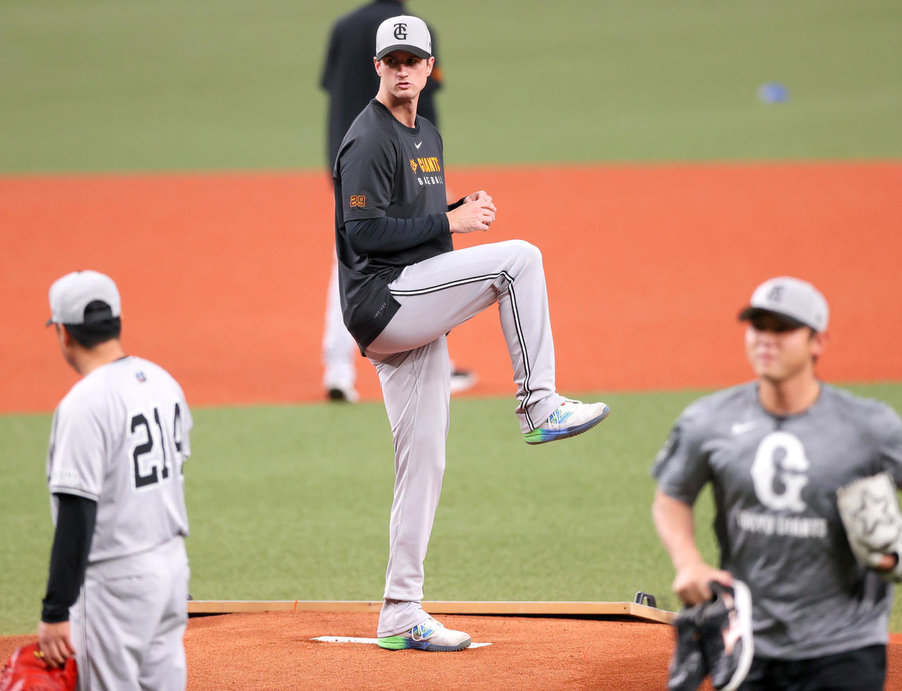オリックス対巨人　巨人グリフィンはマウンドを確かめる（撮影・上山淳一）
