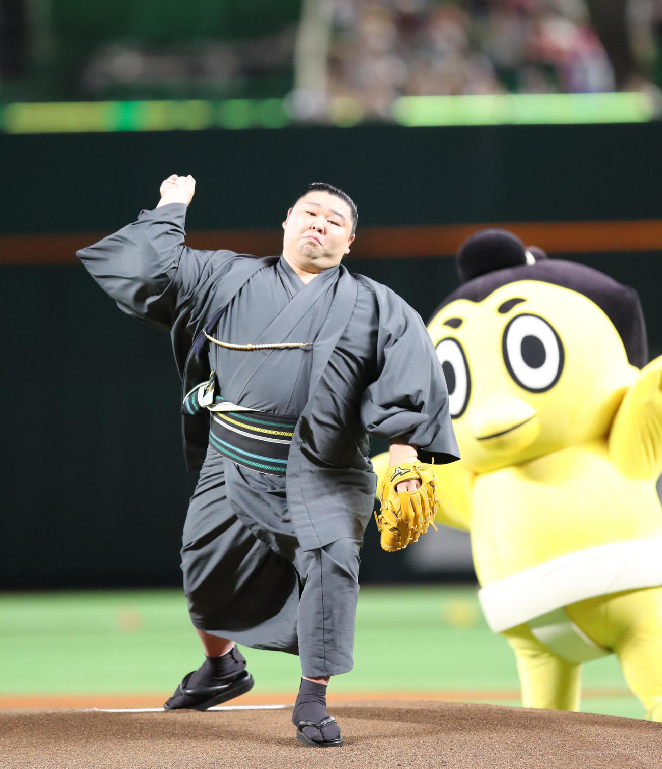 ソフトバンク対DeNA　セレモニアルピッチで見事な投球を披露した正代、後方はせきトリくん（撮影・梅根麻紀）