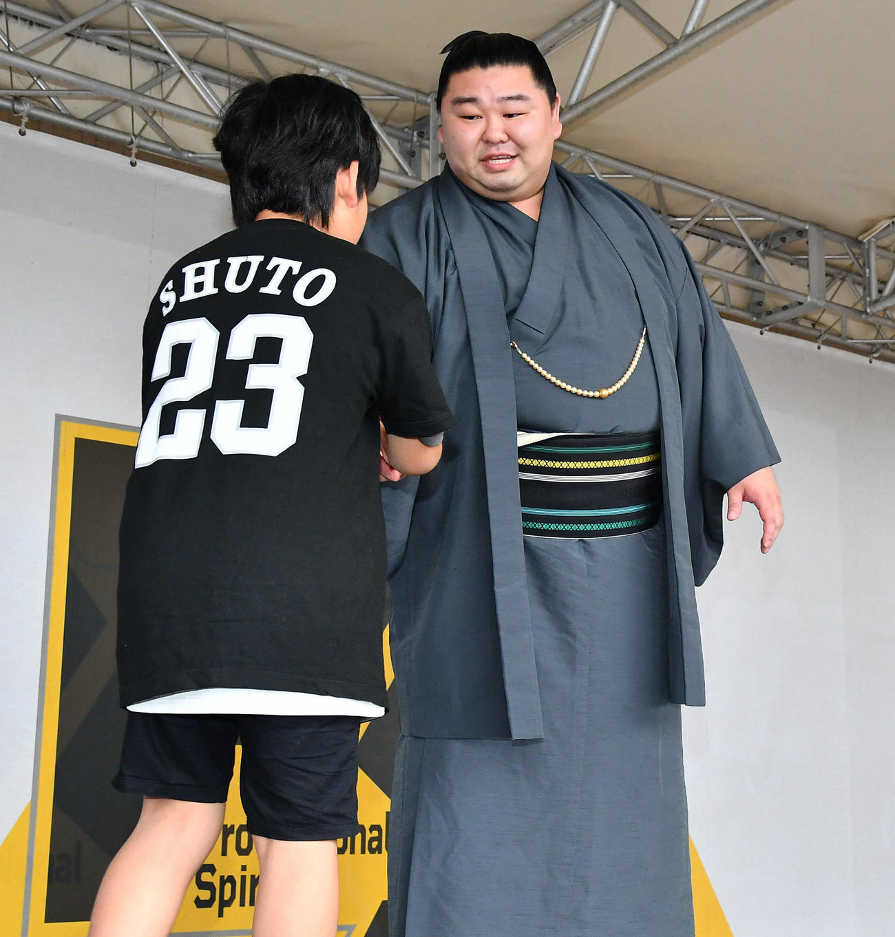 ソフトバンク対DeNA　試合前、握手会を行った大相撲の正代（撮影・岩下翔太）