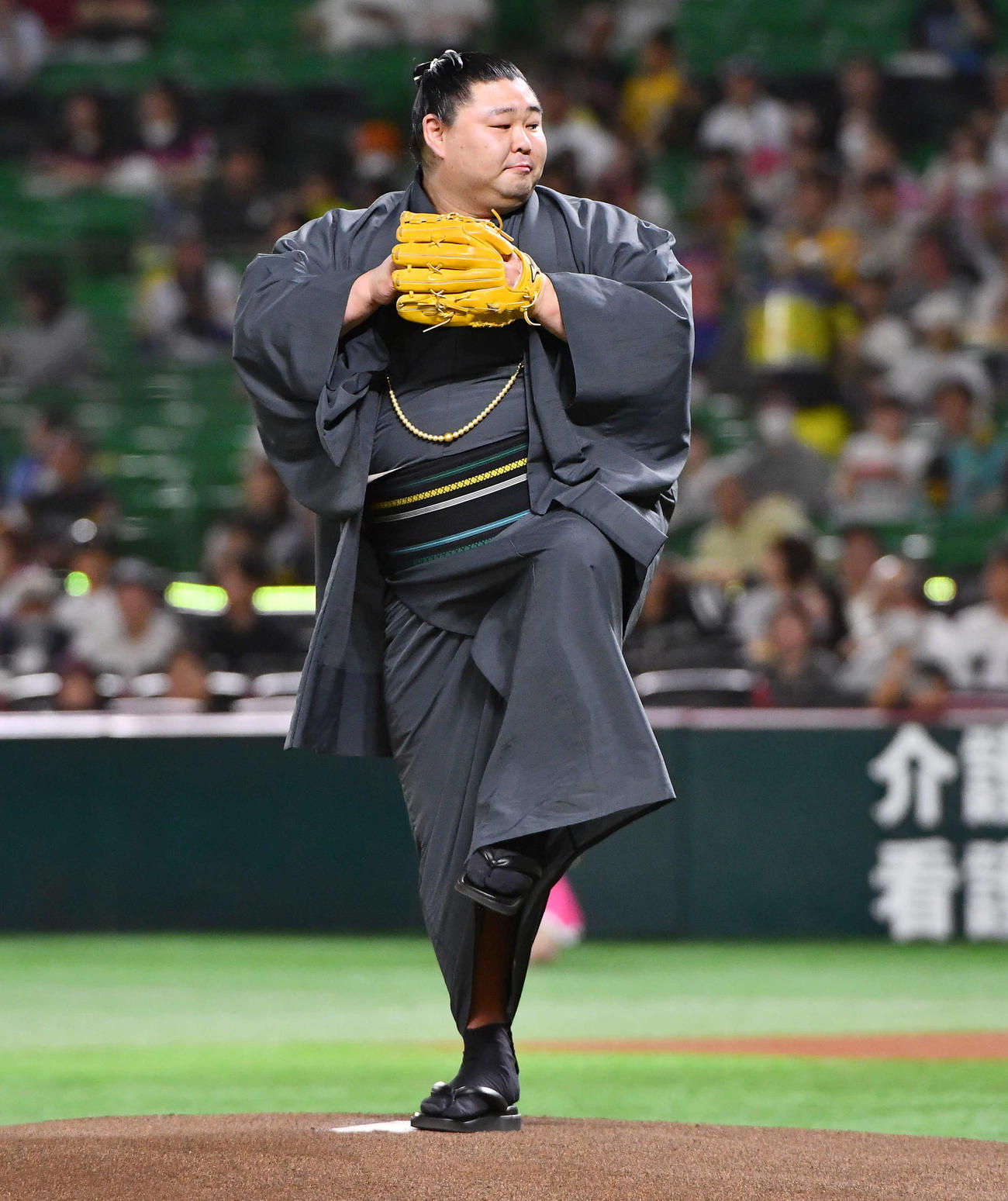 ソフトバンク対DeNA　セレモニアルピッチを務めた大相撲の正代（撮影・岩下翔太）