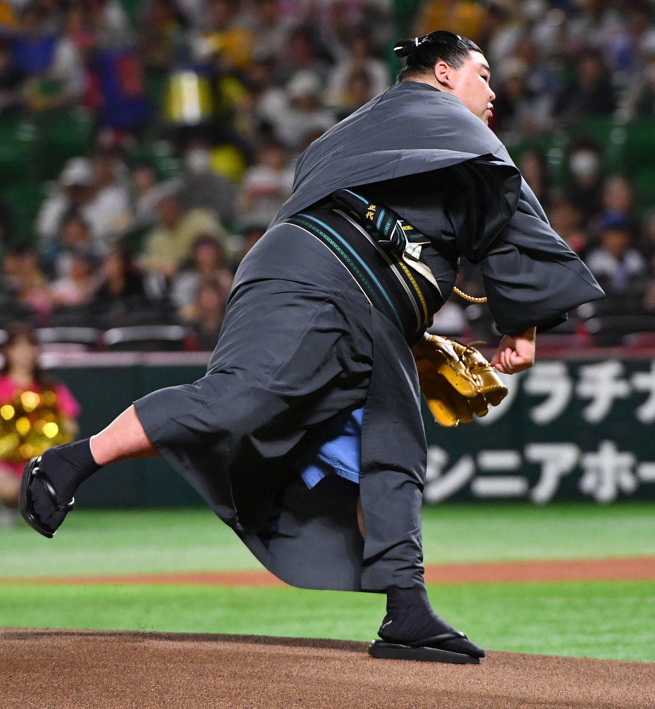 ソフトバンク対DeNA　セレモニアルピッチを務めた大相撲の正代（撮影・岩下翔太）