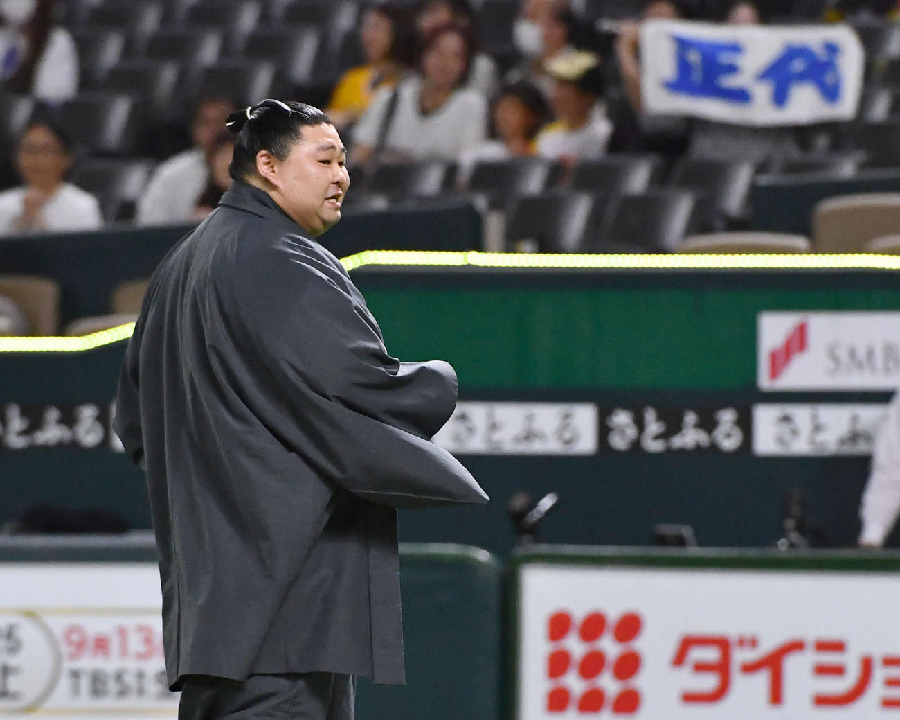 ソフトバンク対DeNA　セレモニアルピッチを終えて引き揚げる大相撲の正代（撮影・岩下翔太）