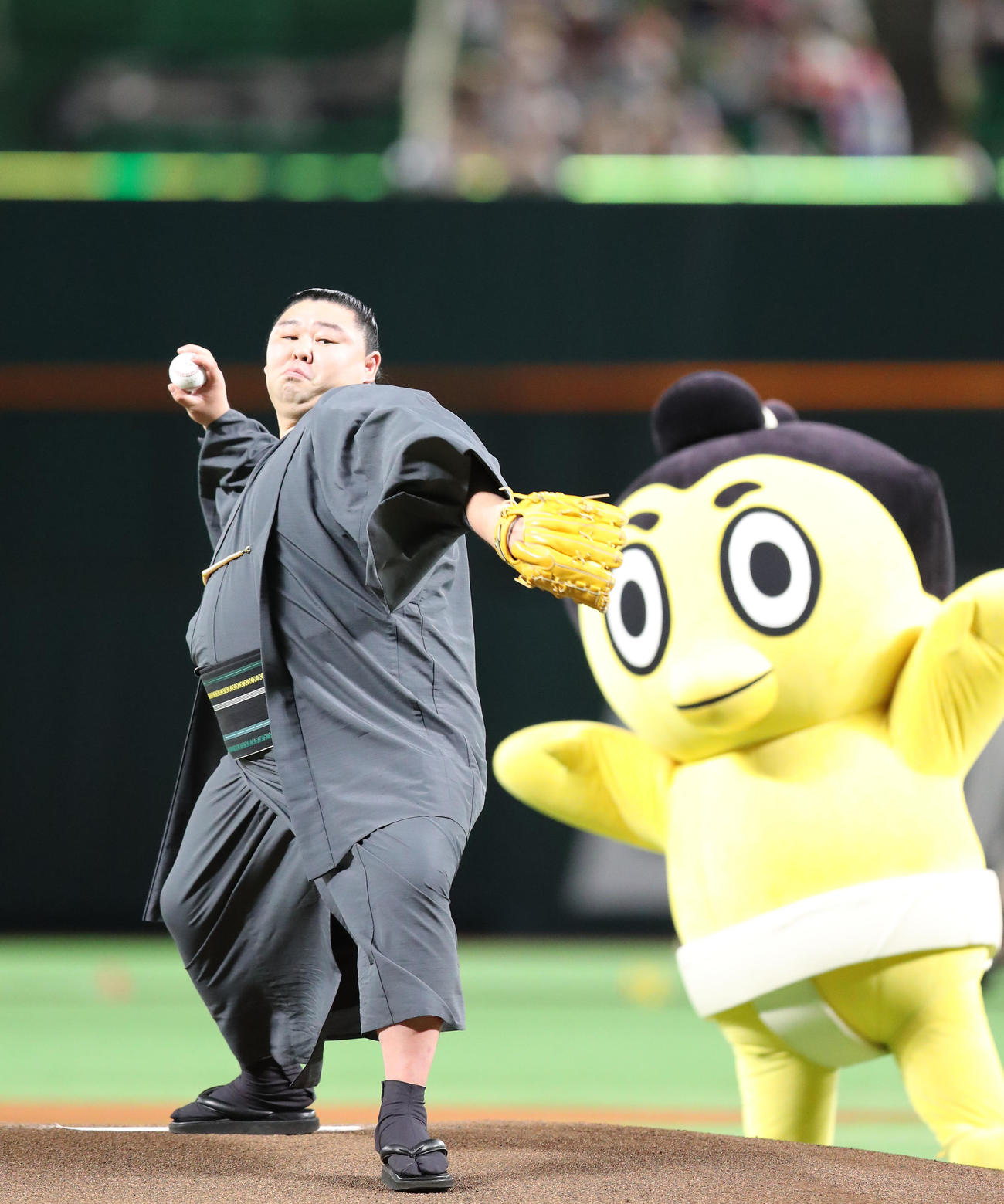 ソフトバンク対DeNA　セレモニアルピッチで見事な投球を披露した正代、後方はせきトリくん（撮影・梅根麻紀）