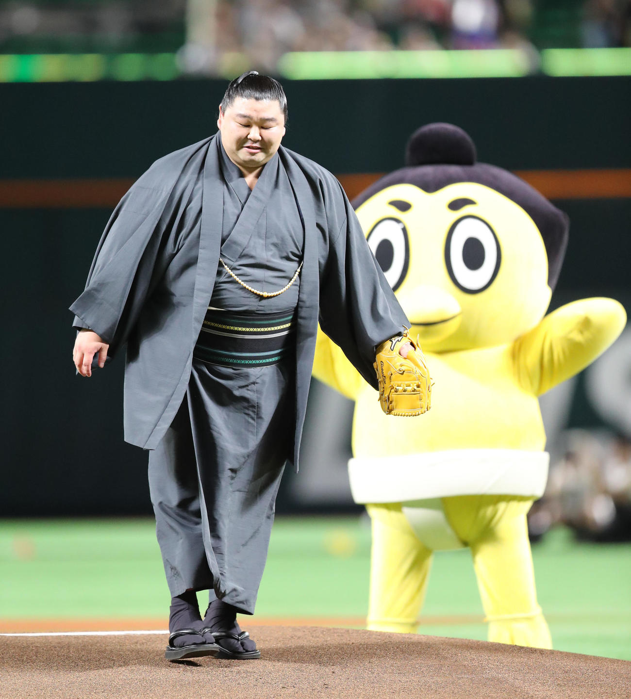 ソフトバンク対DeNA　セレモニアルピッチで見事な投球を披露した正代、後方はせきトリくん（撮影・梅根麻紀）