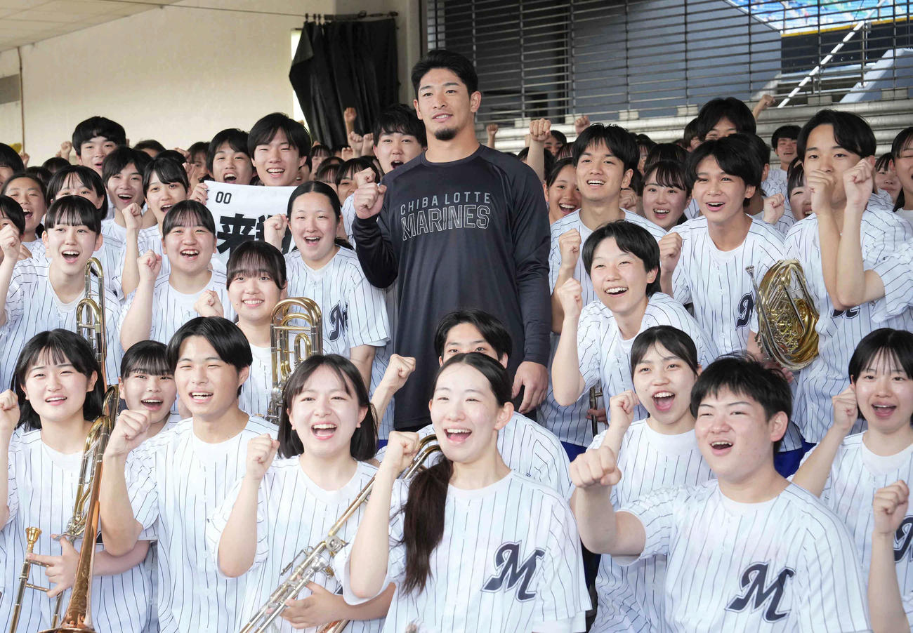 ロッテ対ヤクルト　試合前に習志野高校吹奏楽部の激励を受けるロッテ池田（撮影・小沢裕）